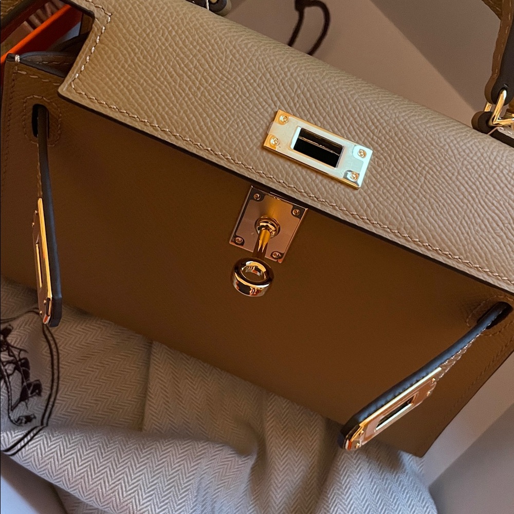 Elegant Tan Top-Handle Leather Bag with Gold Hardware - Picture 7 of 7